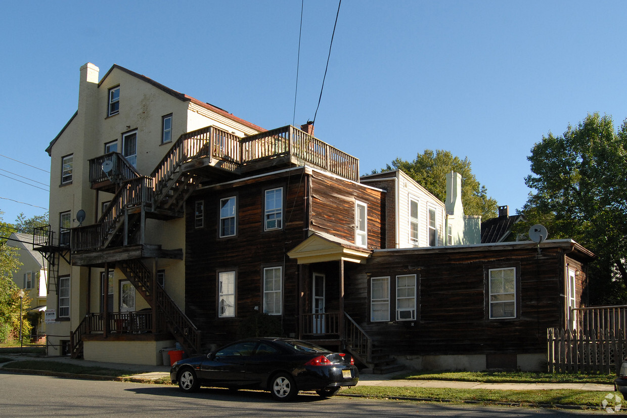 Building Photo - 300 Garden St