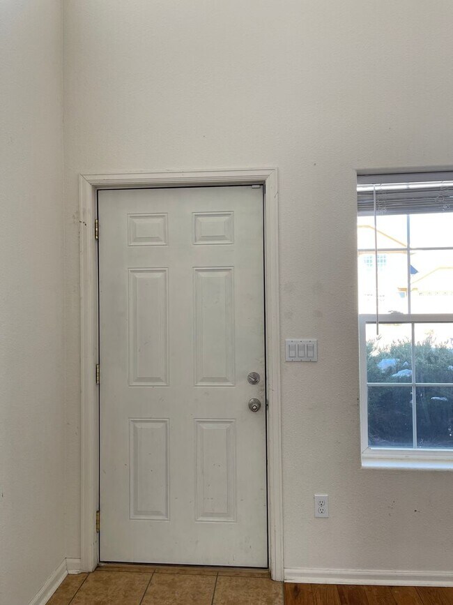 Building Photo - 3 Bedroom 3 Bath Town Home
