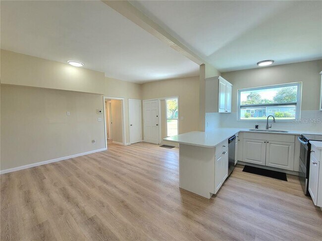 Building Photo - 6267 Hampton Dr N