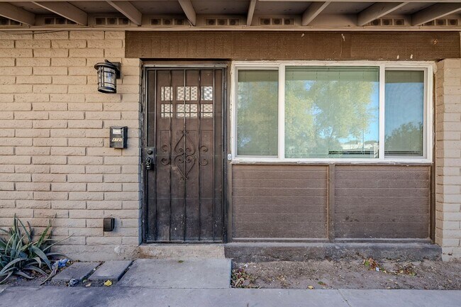 Building Photo - First floor fully updated unit!