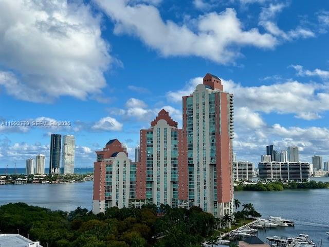 Foto del edificio - 3300 NE 191st St