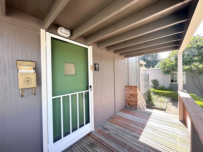 Building Photo - 2 Bed 1 Bath with Back Patio in Montavilla!