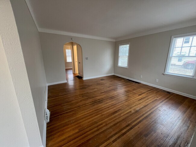 Foto del edificio - 3426 Bellevue Rd