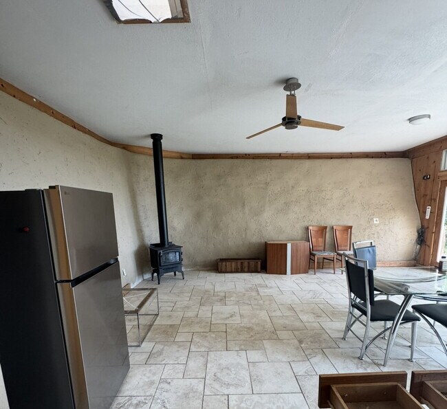 Foto del edificio - Rare & Beautifully Crafted Earthship Cabin on 15 Acres!
