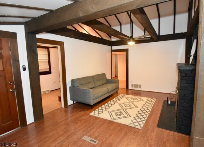 Foto del edificio - 56 N Shore Rd