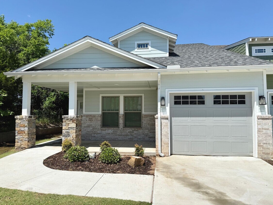 Primary Photo - Large 2 Bed, 2 Bath in Beautifully Well-Ma...