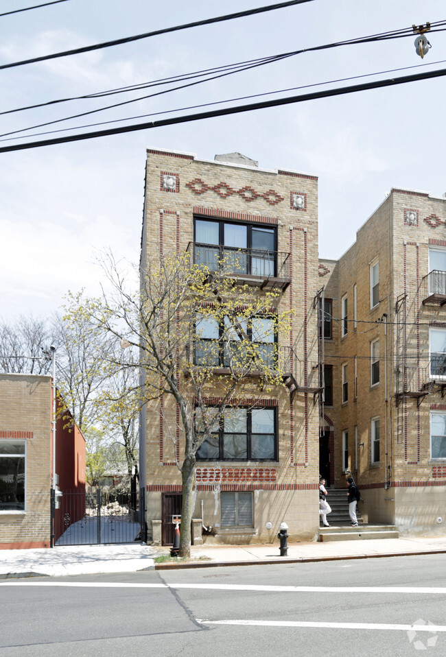 Building Photo - 2772 Williamsbridge