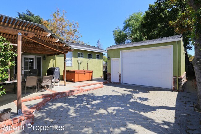 Building Photo - 3 br, 2 bath House - 1058 Shamrock Dr