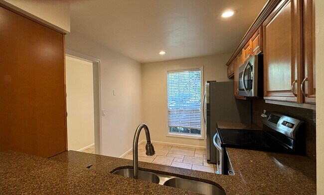 Foto del edificio - 5063 Heatherhill Ln