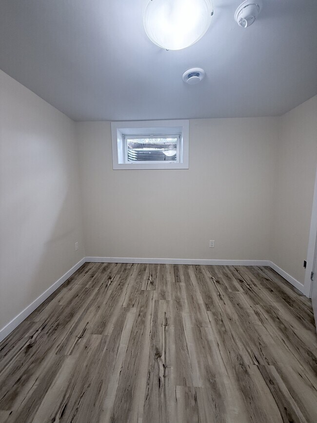 Building Photo - 542 Fisher Crescent