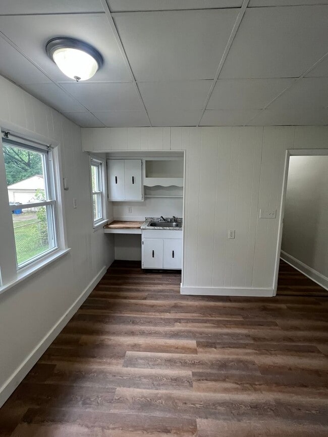 Building Photo - Charming 4-Bedroom Single-Family Home in C...