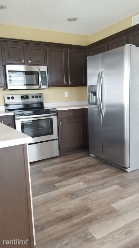 Building Photo - 3 br, 2.5 bath Townhome - 8033 N Elmwood Ave