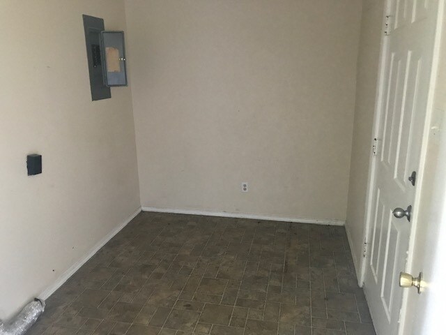 Building Photo - 101 Rowe Ave