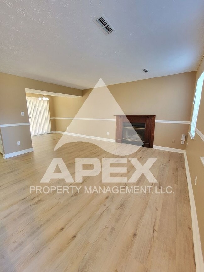 Photo - 3 Bed/ 2.5 Ba home w/Hardwood floors, Fire...