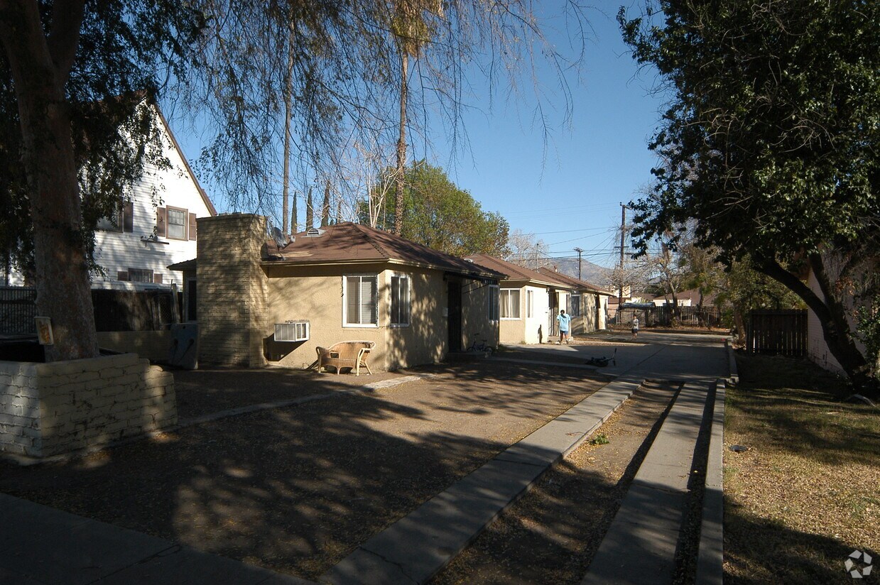 Building Photo - 2123-25 27 N Sierra Way
