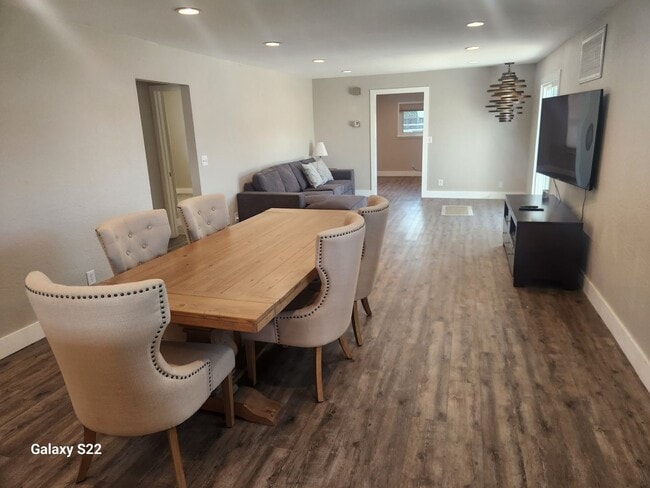 Building Photo - Beautiful home in a private country setting - Lots of light, Great Location.