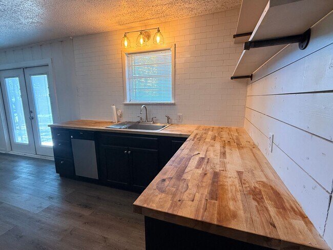 Building Photo - Beautiful 3/2 Home in Central Longview!