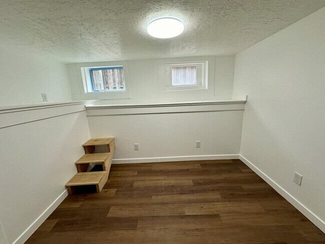 Building Photo - 341 E Hubbard Ave