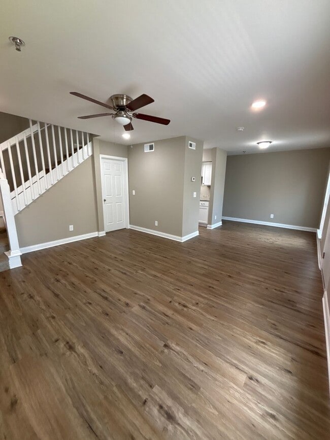 Building Photo - Move in Special 1/2 OFF 1 month's rent!