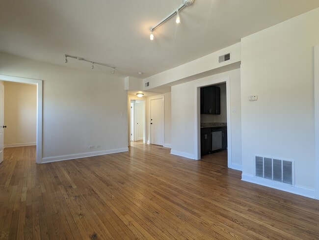 Building Photo - 4040 N Ashland Ave