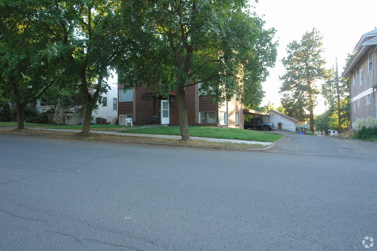 Building Photo - 620 S Cedar St