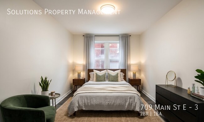 Photo du bâtiment - **Newly Renovated 2 Bedroom + Den Main Floor Unit**