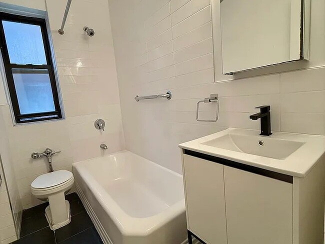 Foto del edificio - "Charming 1-Bedroom Retreat in the Heart of Forest Hills – Your Perfect Urban Oasis!"