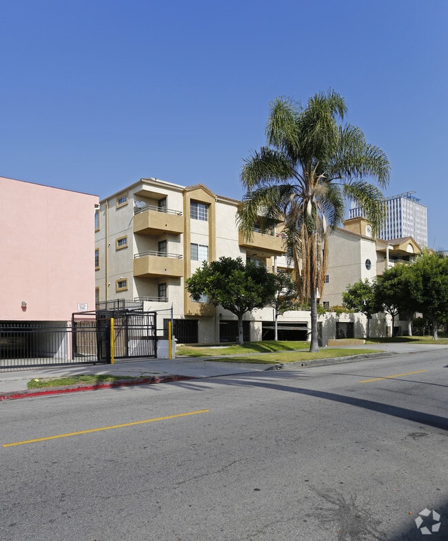 Building Photo - 715
