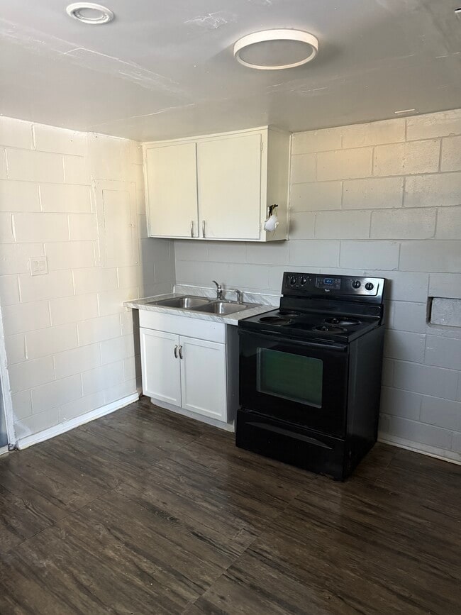 Building Photo - 541 Palm Beach St