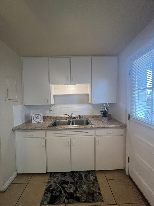 Foto del edificio - Charming Two Bedroom in Lakewood-Updated, ...