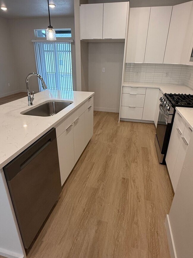 Foto del edificio - Half off first months rent - Beautiful townhome, construction just completed, 2 car garage, centr...