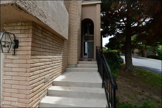 Building Photo - 5900 Mira Hermosa Dr