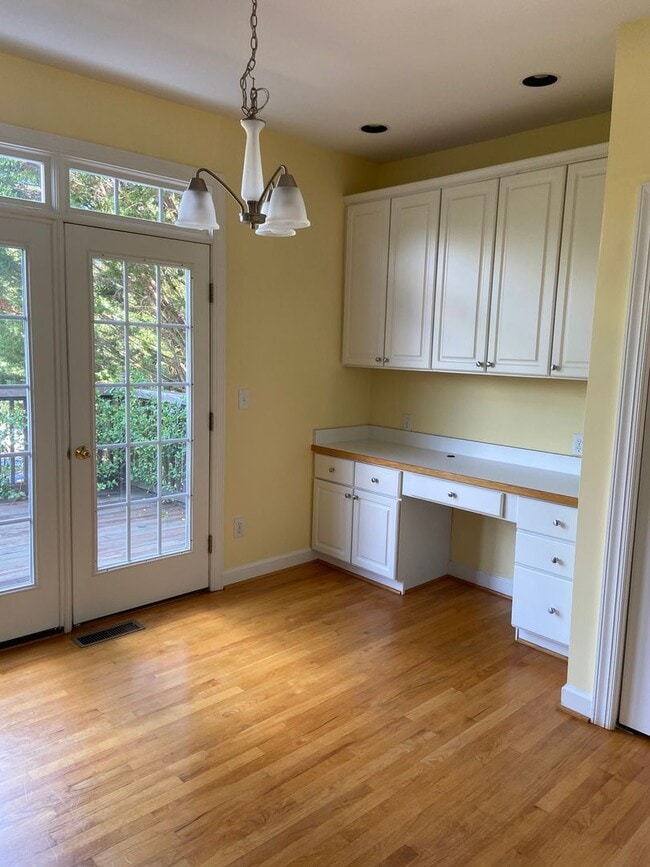 Building Photo - Gorgeous 4BR/3.5BA Townhouse in Desirable ...