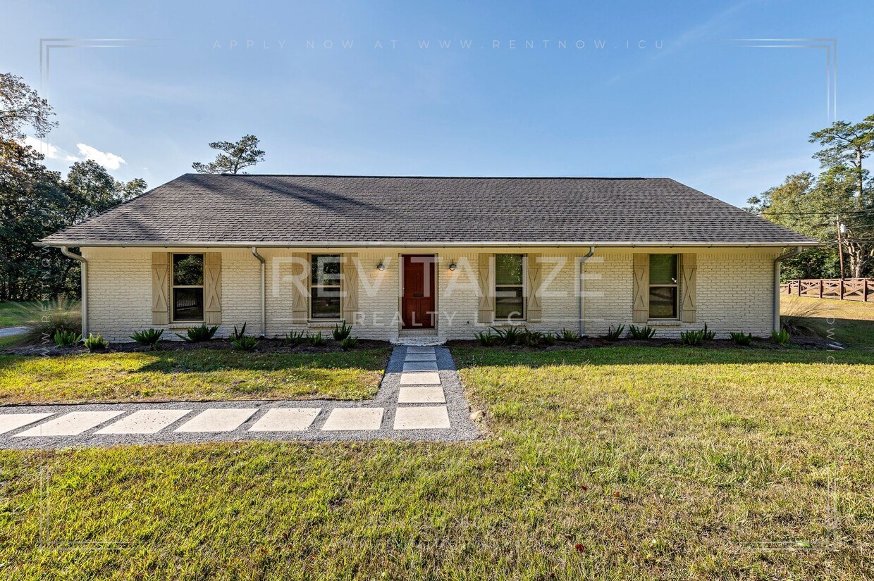 Foto principal - Stunning 3 Bed 2 Bath Brick Home with Huge Yard!