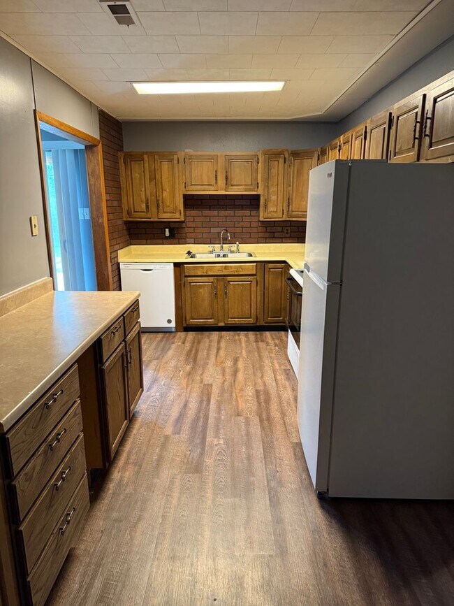 Foto del edificio - 3BR/1BA with overside detached garage read...