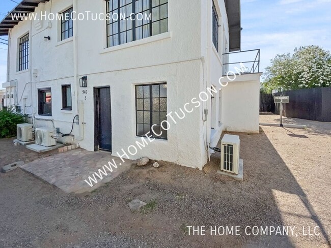 Building Photo - 940 E Florita St