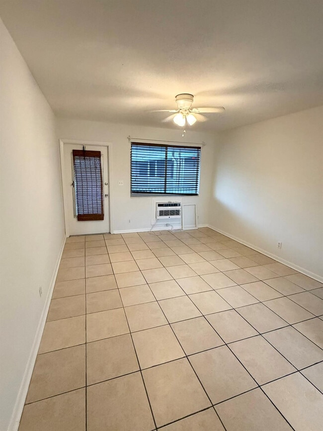 Building Photo - 520 NE 7th Ave