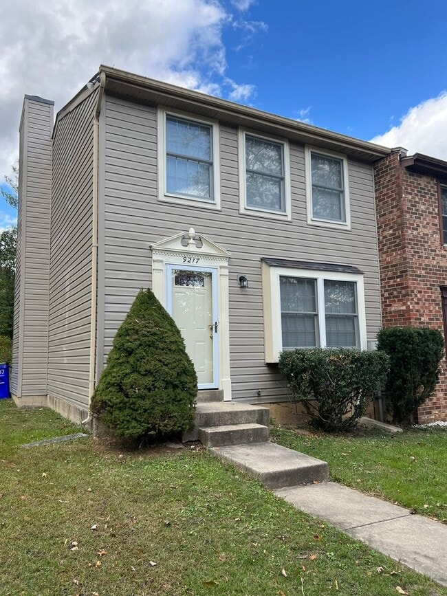 Renovated End-Unit Ready to Move-In - Renovated End-Unit Ready to Move-In House