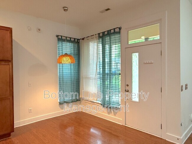 Foto del edificio - 904 Warren Burgess Ln