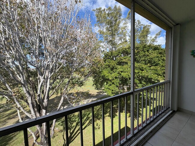 Foto del edificio - 1055 Country Club Dr