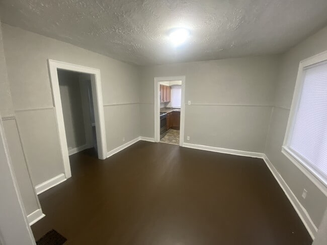 Building Photo - 527 N Bradley Ave