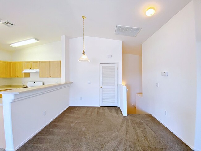 Building Photo - 2 BEDROOM 2 BATH TOWNHOME IN GATED COMMUNITY