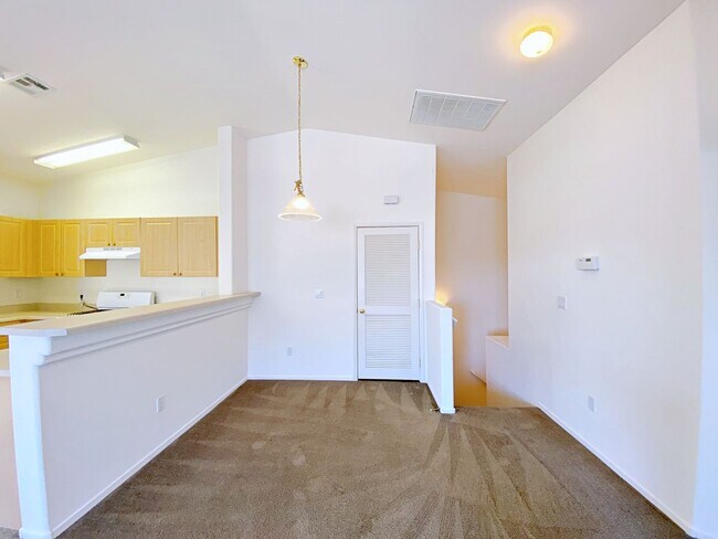 Foto del edificio - 2 BEDROOM 2 BATH TOWNHOME IN GATED COMMUNITY