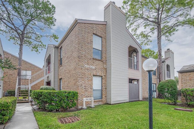 Building Photo - 2025 Augusta Dr