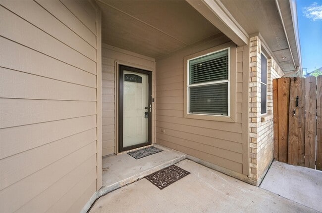 Building Photo - 11744 Ficus Dr