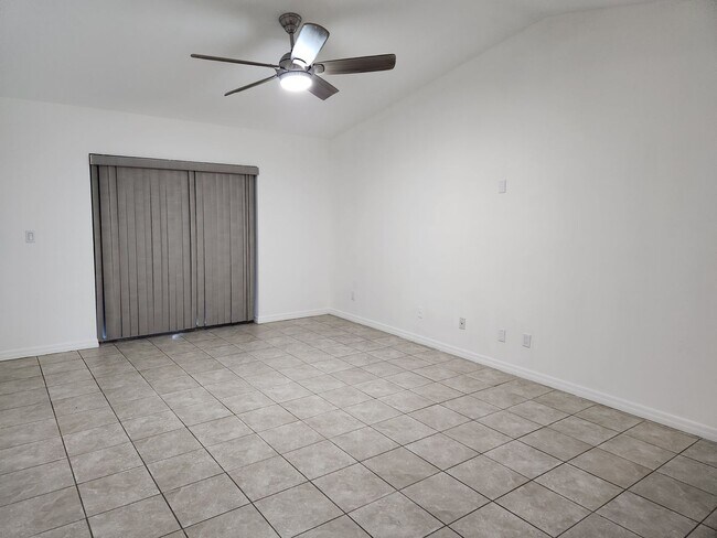 Building Photo - Charming Duplex 3BR/2BA Central Lehigh Acres