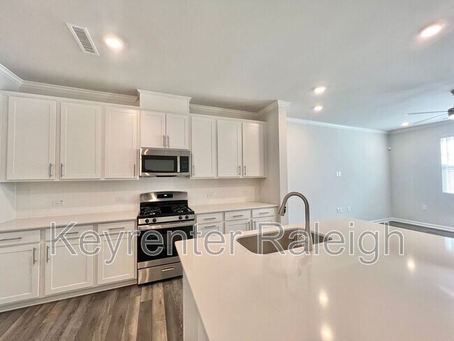 Building Photo - 208 Garden Vine Trl
