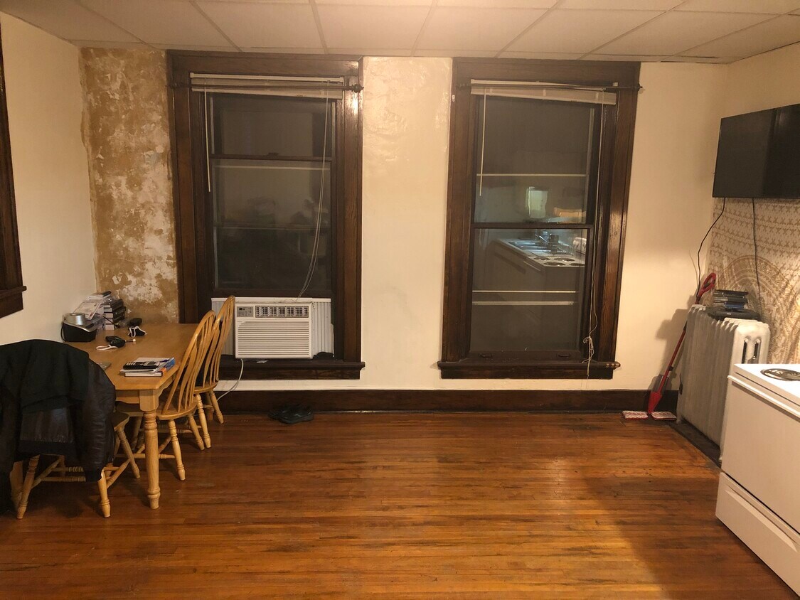 15 E Main St Unit 4, Platteville, WI 53818 Apartments in Platteville