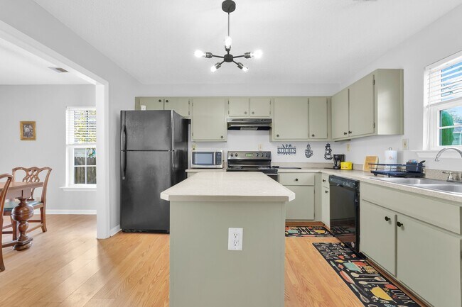 Kitchen - 652 E Anderson St