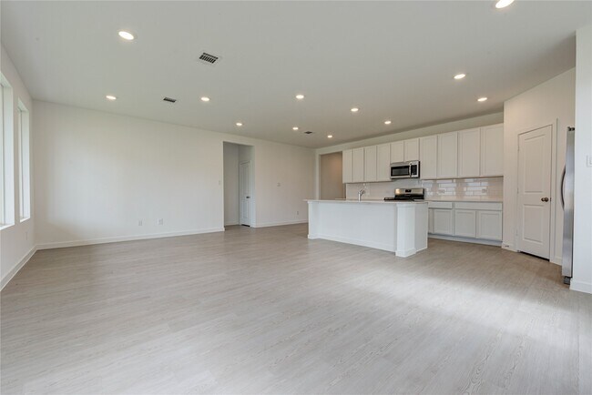 Building Photo - 400 Robin Ct